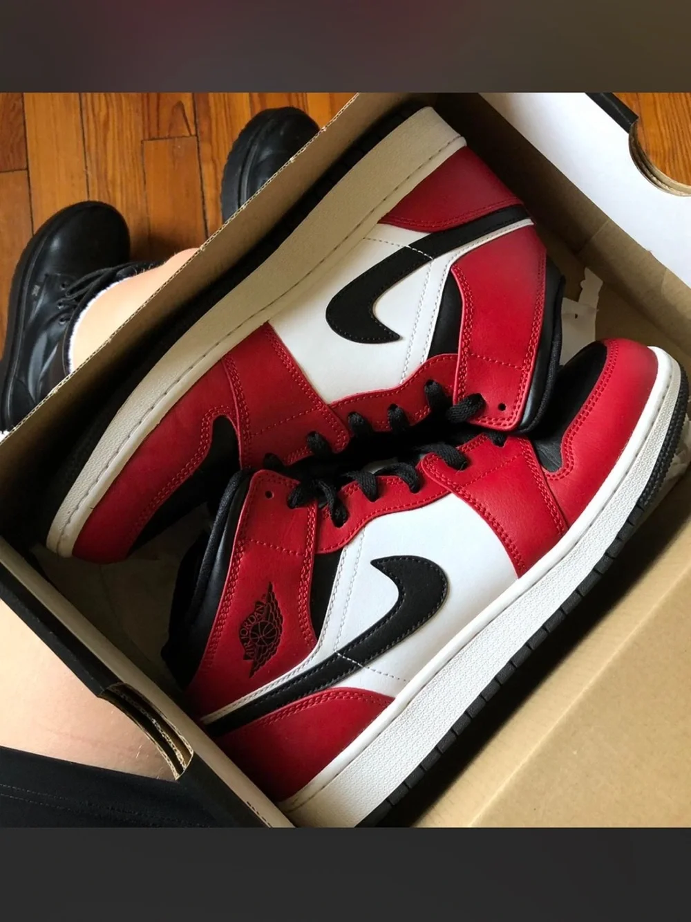 Air Jordan 1 Mid GS ‘Chicago Black Toe’ <3